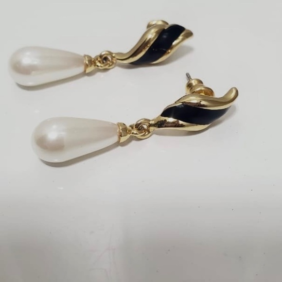 Vintage 1970s Marvella Black and Gold Clipback Teardrop Pearl Earrings 🌴 - Picture 3 of 3